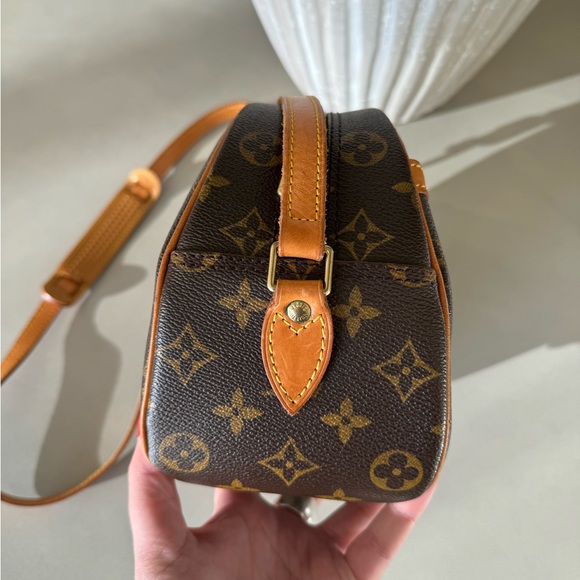 Authentic gently used Louis Vuitton Blois Crossbody bag in monogram - Picture 3 of 6